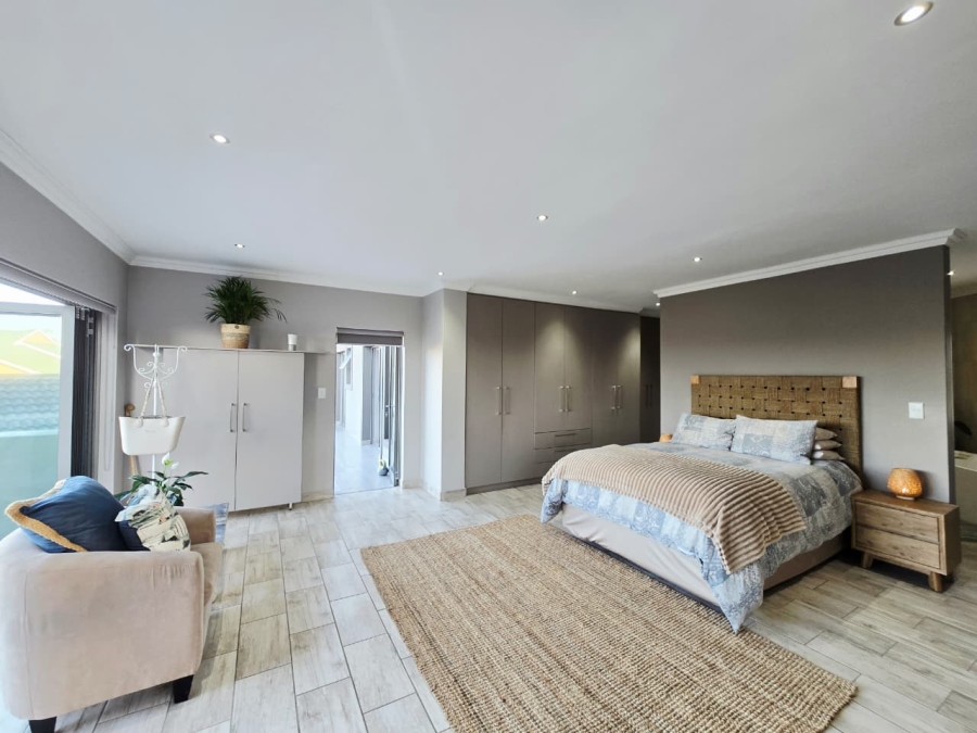 6 Bedroom Property for Sale in Glentana Western Cape